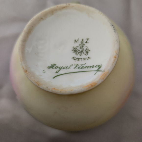 Hand-Painted Royal Vienna Cream and Sugar Bowls Set - Picture 3 of 11